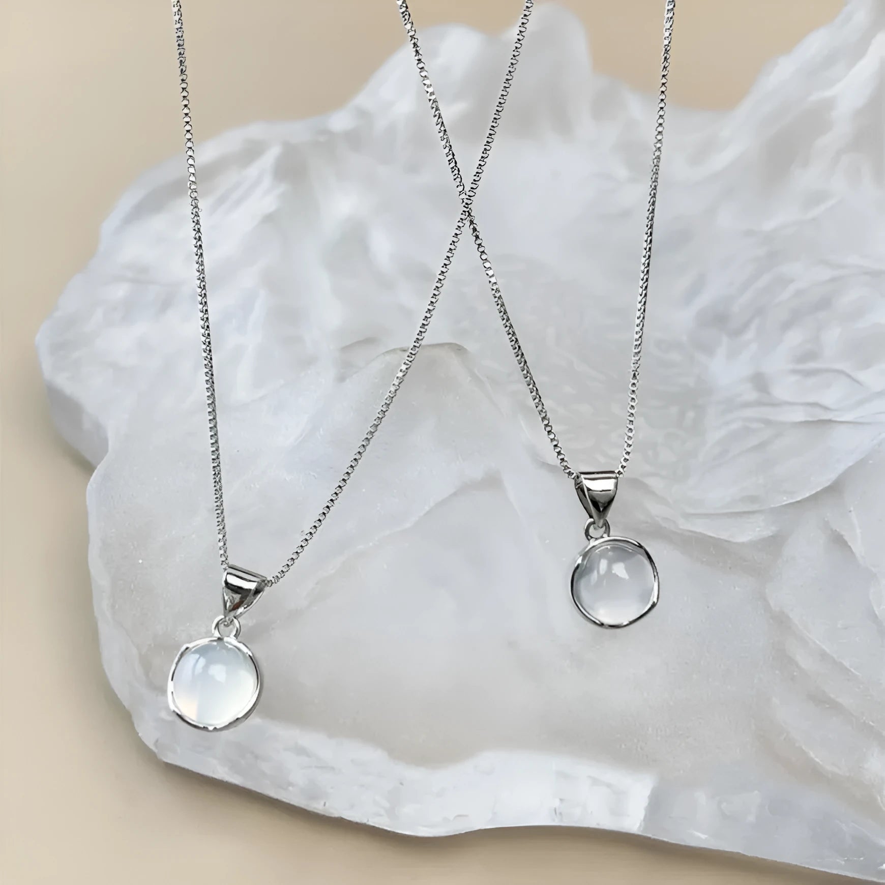 Korean-style women's oval pendant necklace with artificial crystal eight-point star charm on adjustable box chain