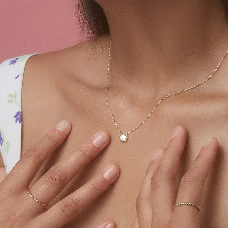 White mother shell flower necklace with mother pearl shellfish pendant on copper O-shaped chain