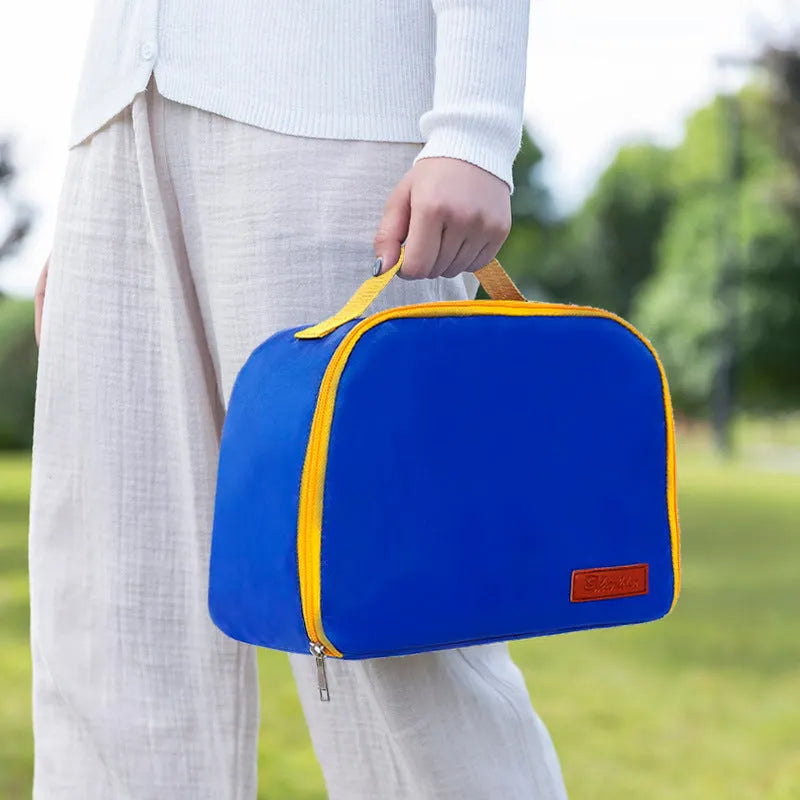 Insulated lunch box bag in textured cloth with large capacity for keeping meals warm and fresh
