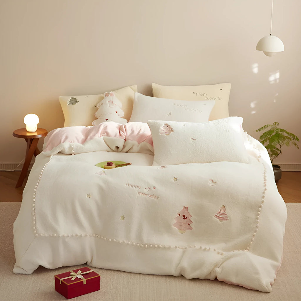 Winter milk fibre bedding set with green Christmas tree pattern showing quilt cover, sheet and pillowcases
