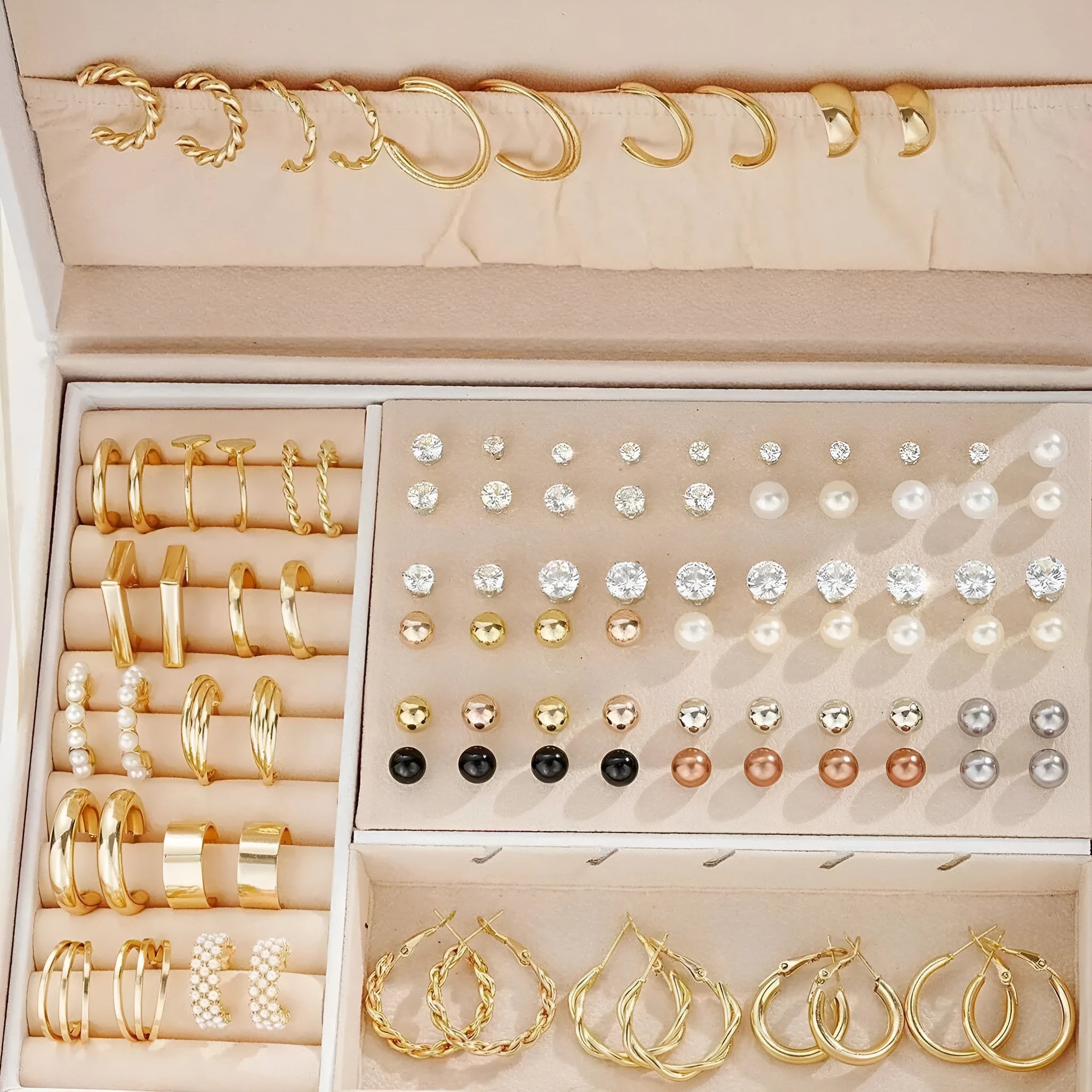 108 geometric pearl earrings with round elements in gold and yellow electroplated alloy