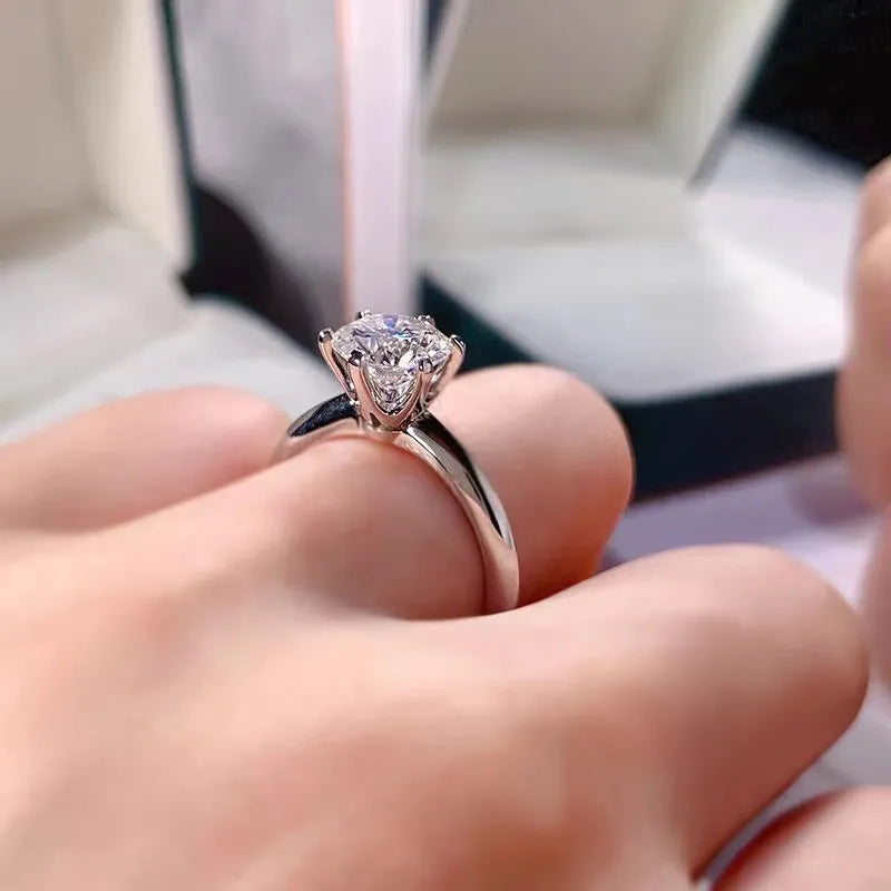 White gold-plated women's ring with six-claw setting holding geometric zircon stones