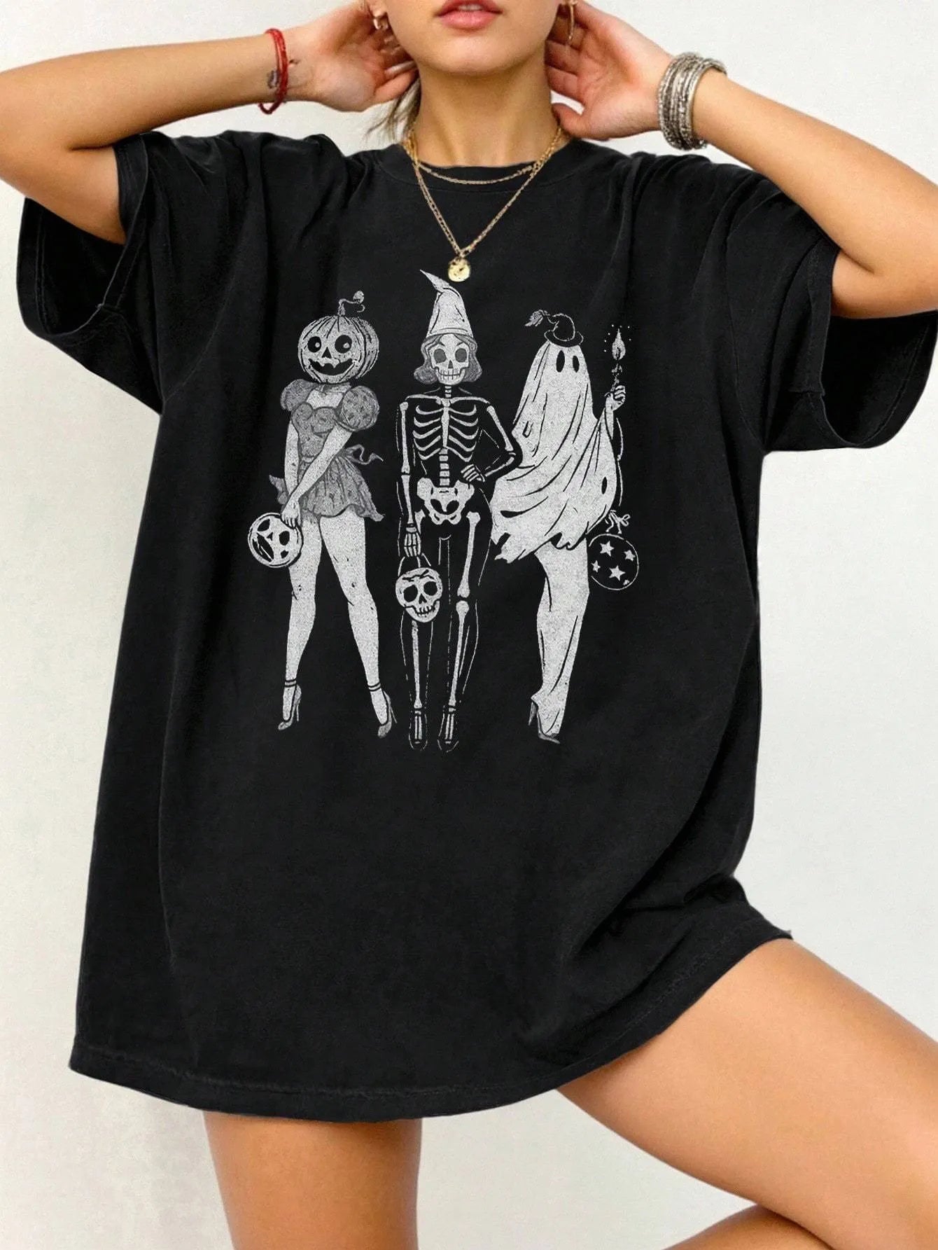 Cotton summer T-shirt in loose straight cut with round neck and short sleeves