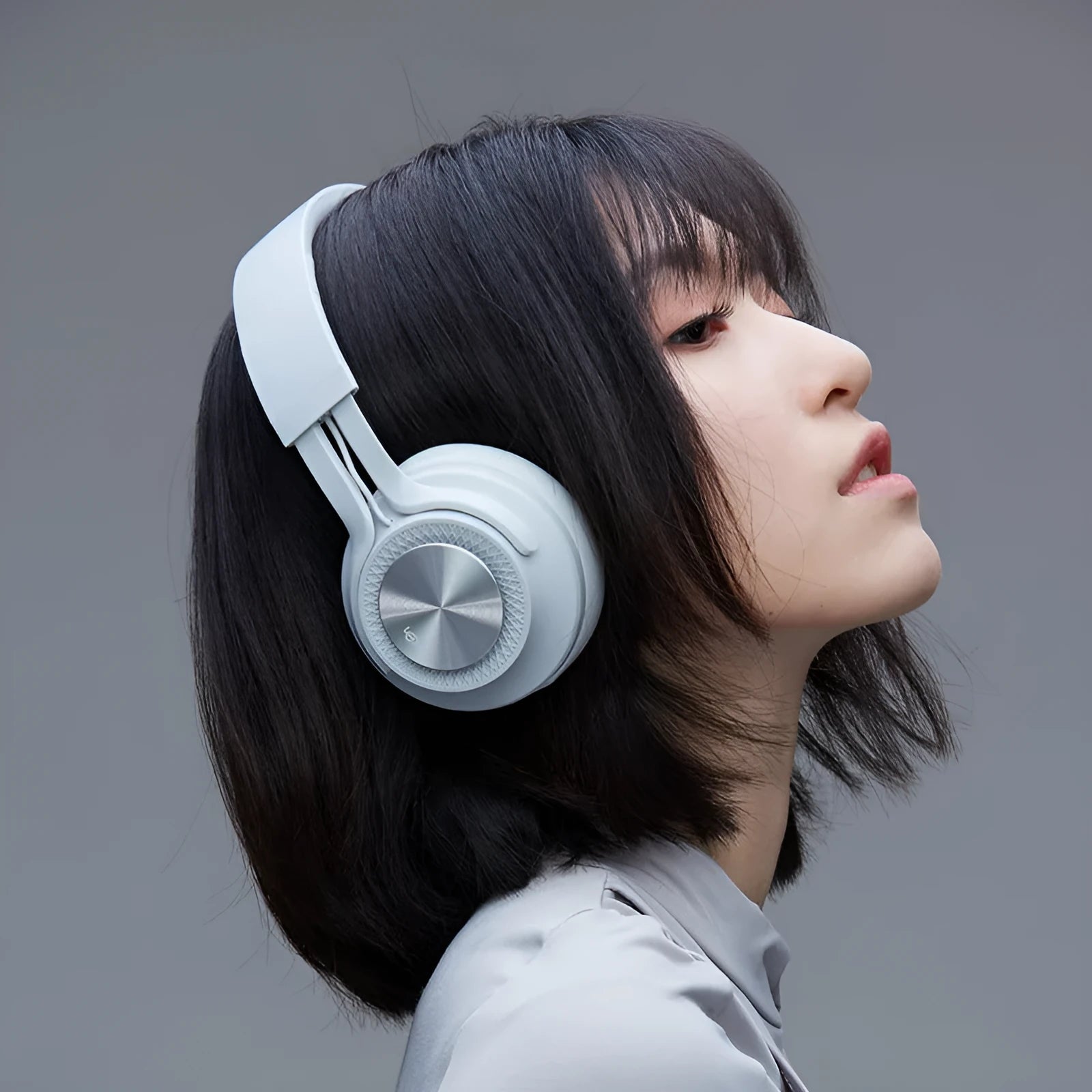 Red sports wireless Bluetooth headset showing power display, for calls and music with 18h battery.
