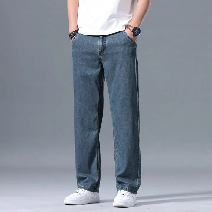 Men's loose straight-leg lyocell jeans in light blue colour with zipper fly closure