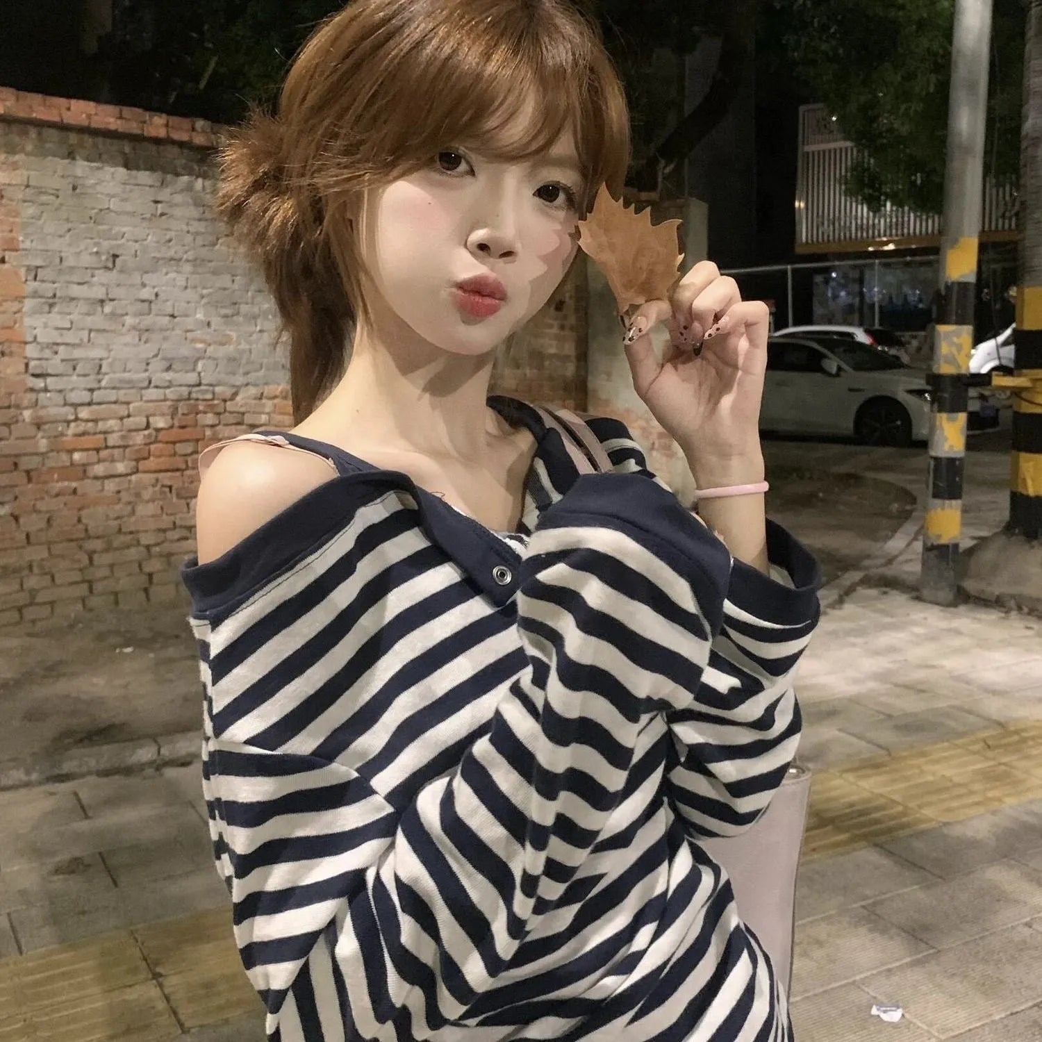 Dark blue oversized Korean-style women's long-sleeved t-shirt with embroidery and stripes.