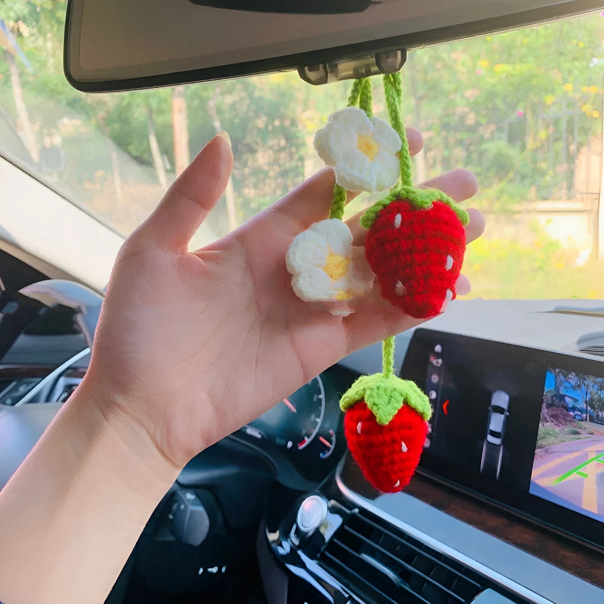 Handmade strawberry-shaped car pendant decoration in natural cotton and hemp materials