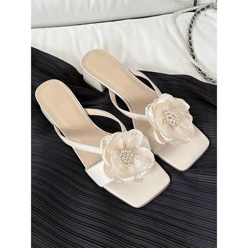 Women's sandal with chunky heel, square toe, and one-line strap in cream-white satin.