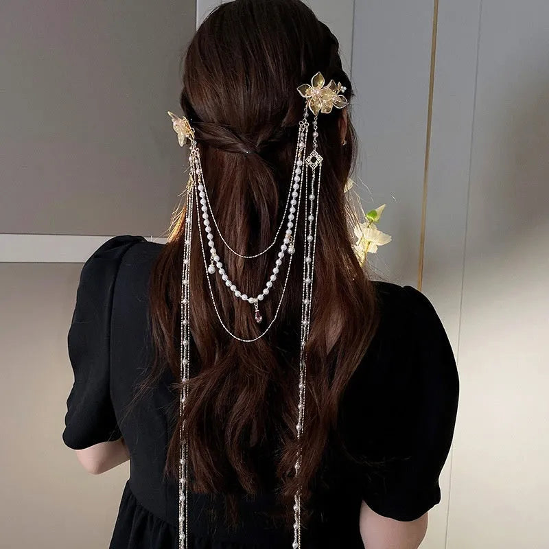 Gold-coloured women's acrylic hairpin with pearl, diamond and long tassel decoration.