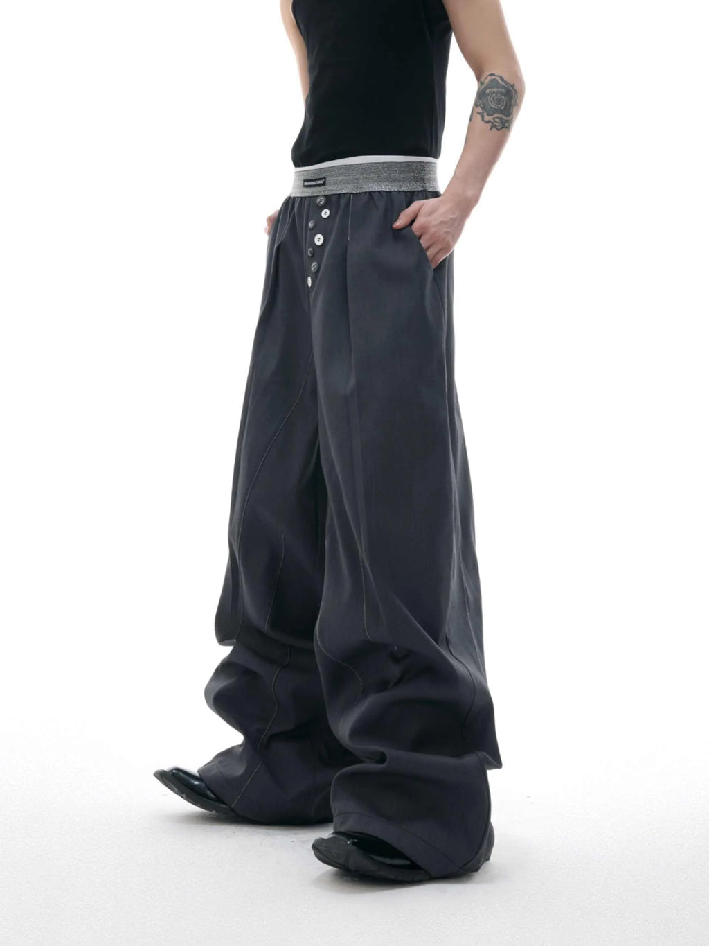 Straight-leg trousers with button-open line design in black or grey colours, high waist construction
