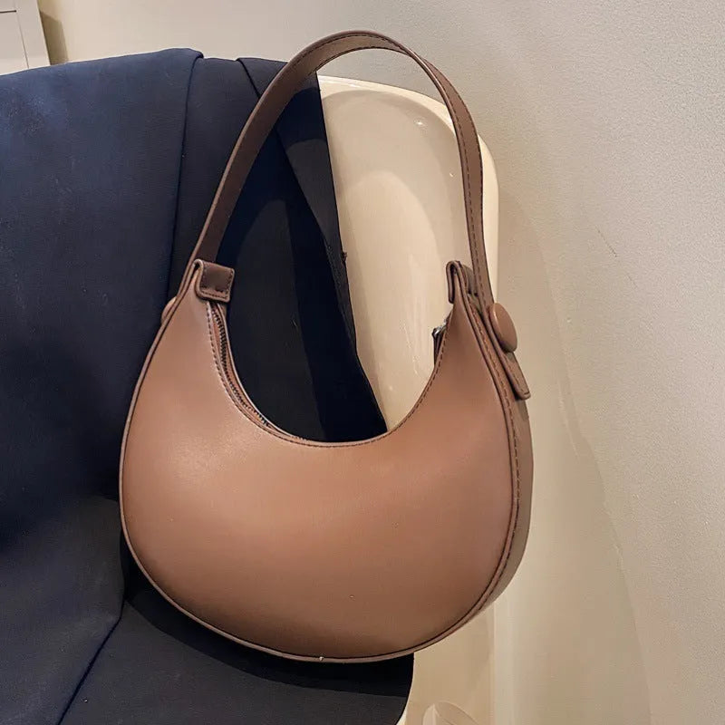 Retro dumpling-shaped women's shoulder bag in PU leather with sandwich pocket exterior