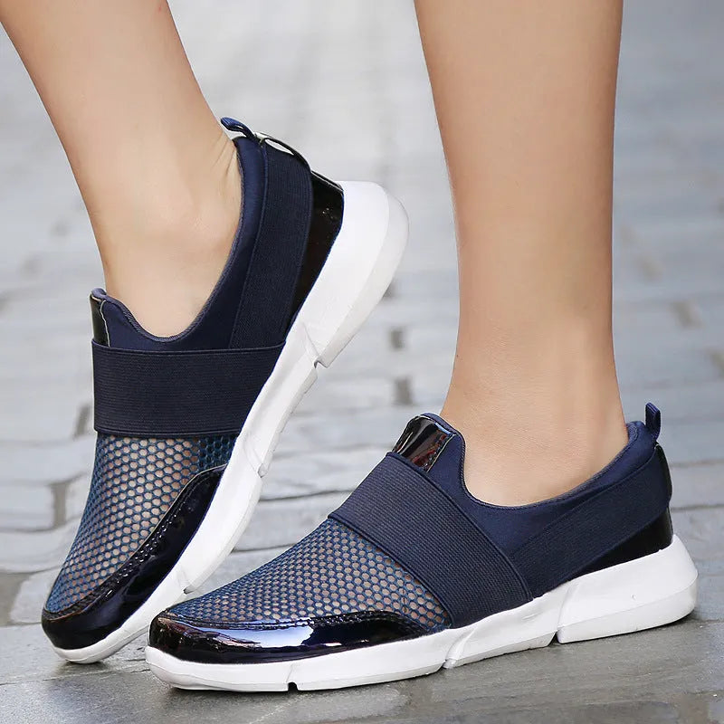 Low-top women's casual sneakers in blue with mesh upper and colour-block design.