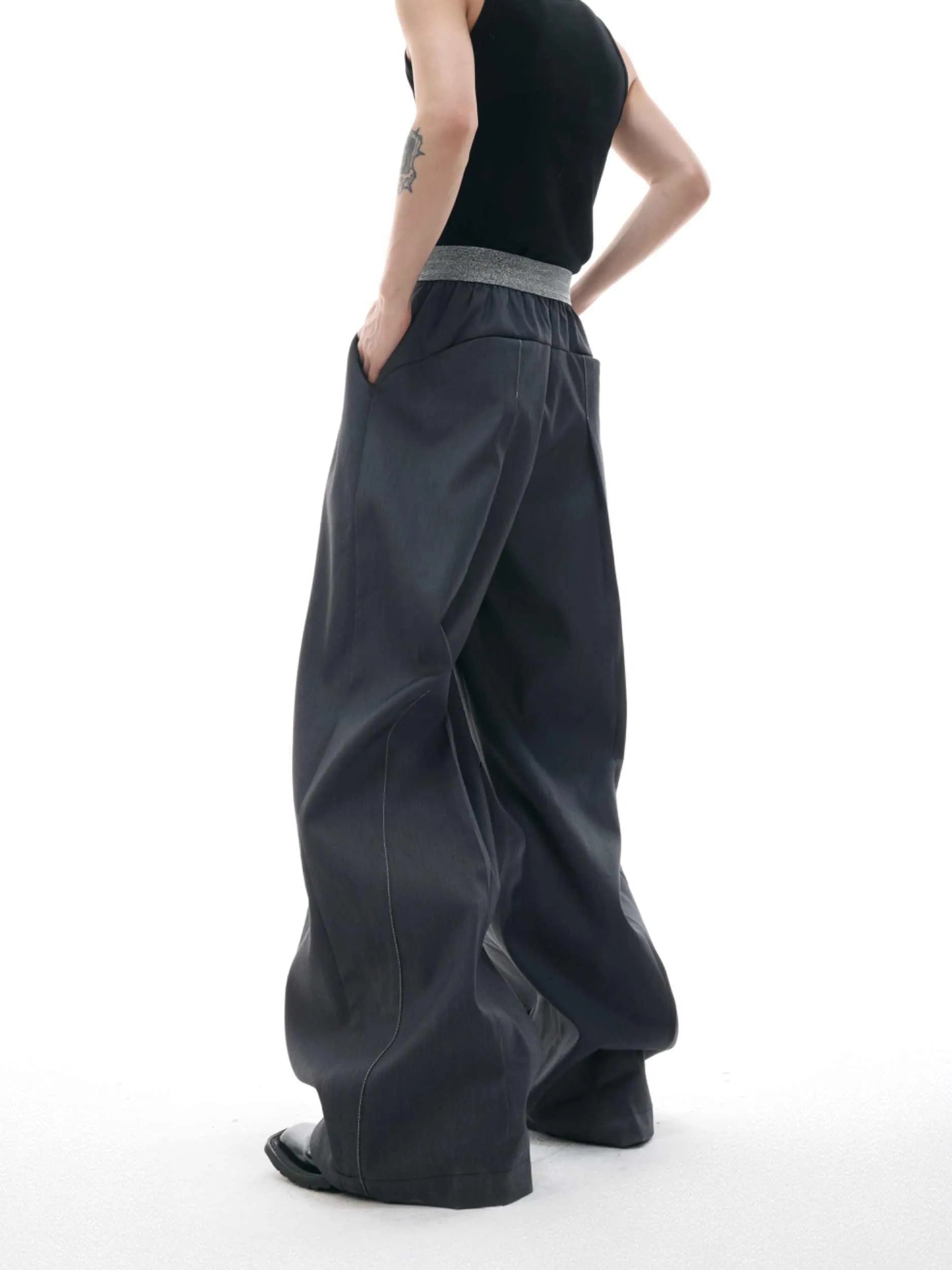 Straight-leg trousers with button-open line design in black or grey colours, high waist construction