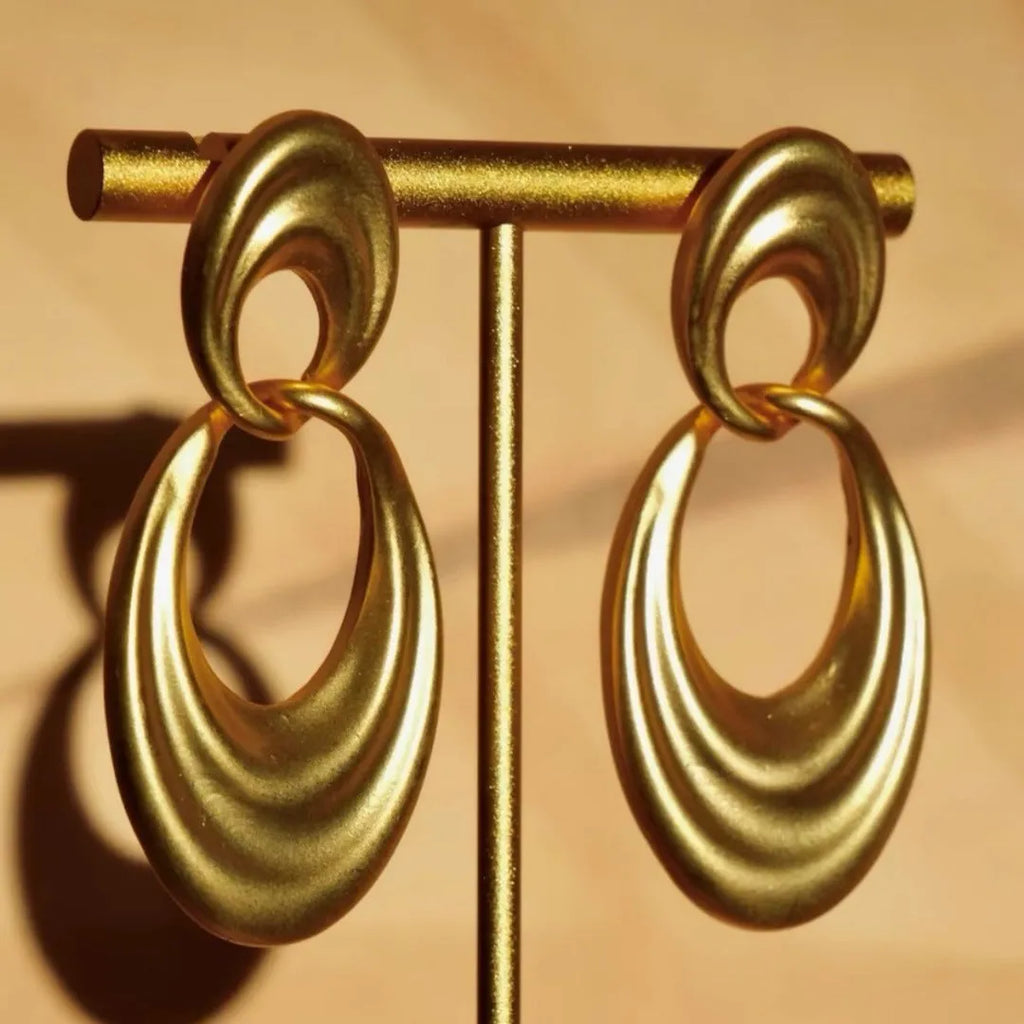 Double circle French retro earrings in quicksand gold colour with copper construction and U-shaped design