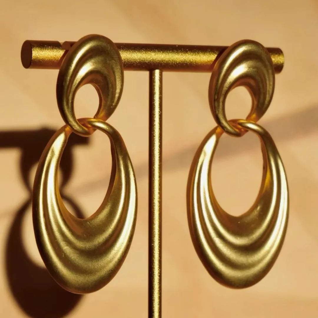 Double circle French retro earrings in quicksand gold colour with copper construction and U-shaped design