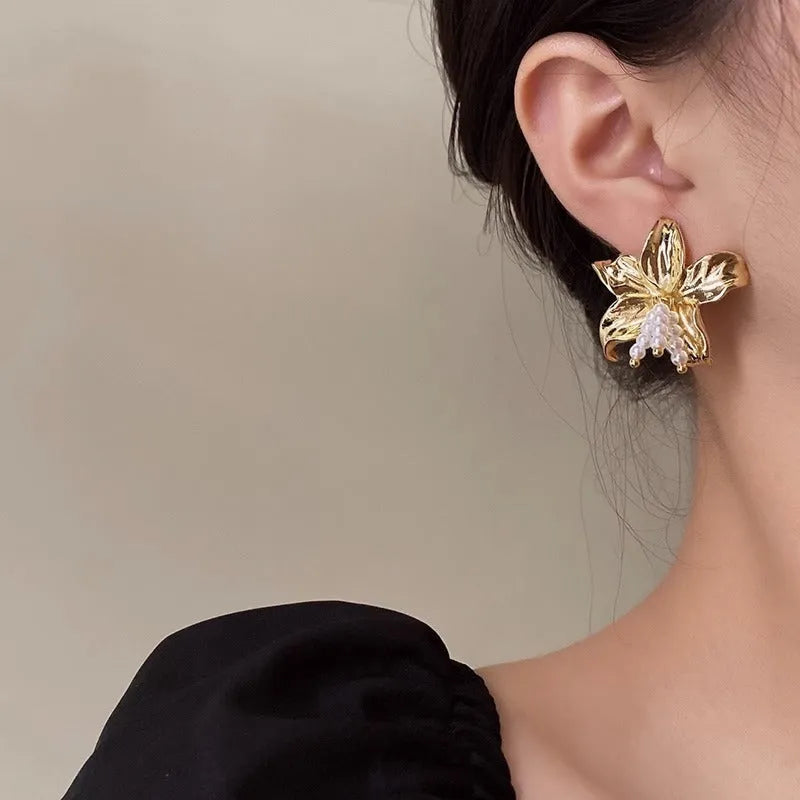 Gold H1795 coloured exaggerated pearl flower earrings for women, niche style.
