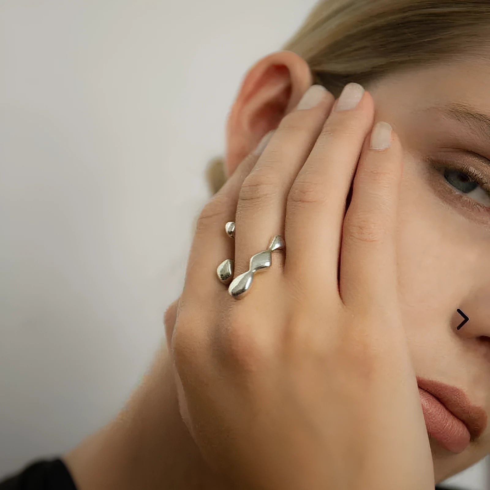 Adjustable brass opening ring with spherical design in gold or silver colour