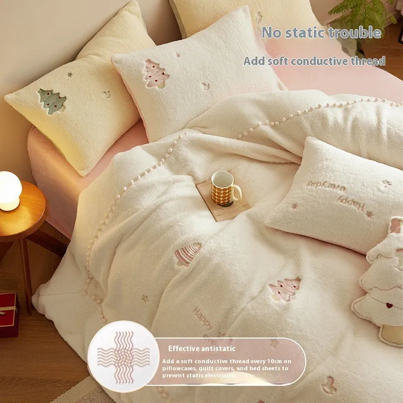 Winter milk fibre bedding set with green Christmas tree pattern showing quilt cover, sheet and pillowcases