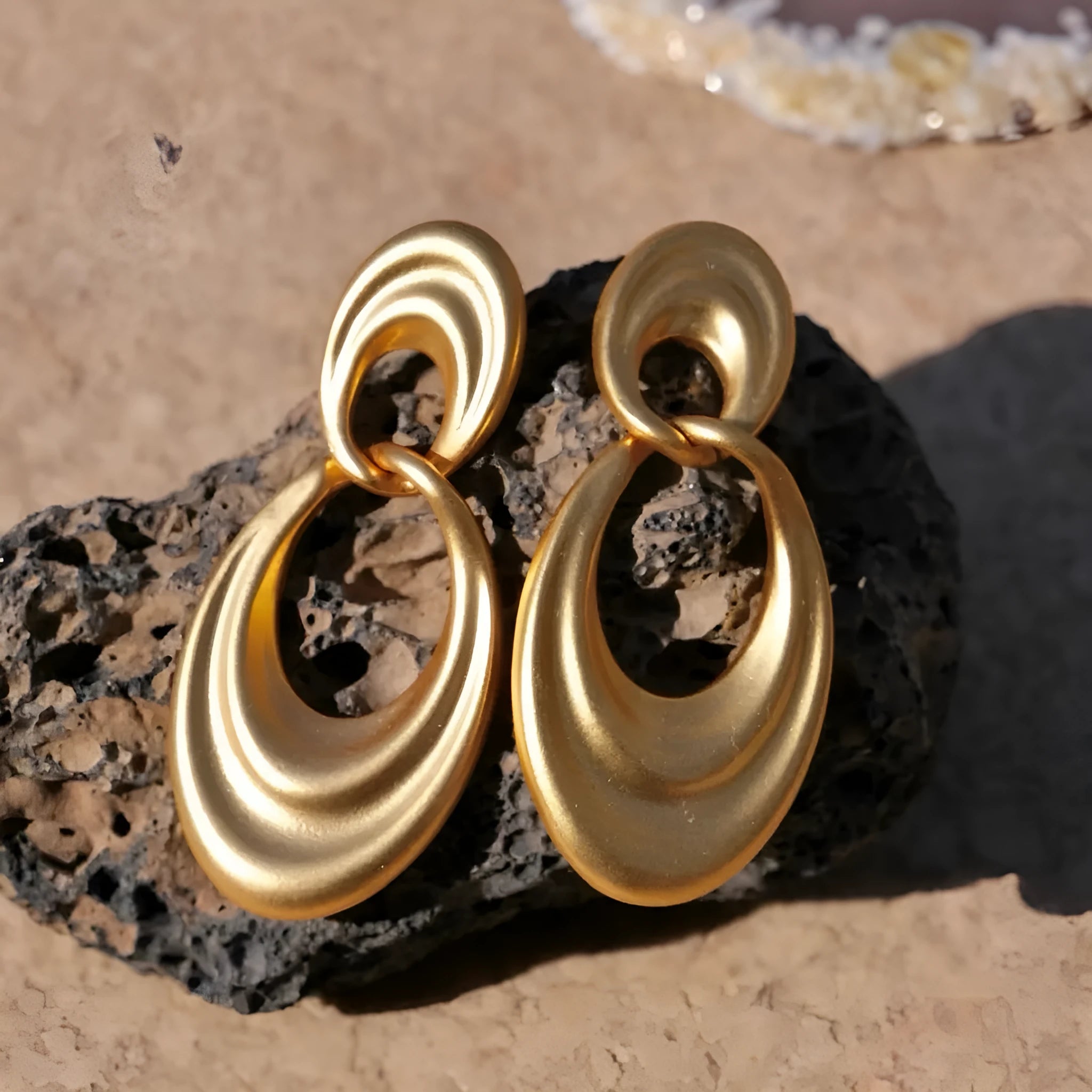 Double circle French retro earrings in quicksand gold colour with copper construction and U-shaped design