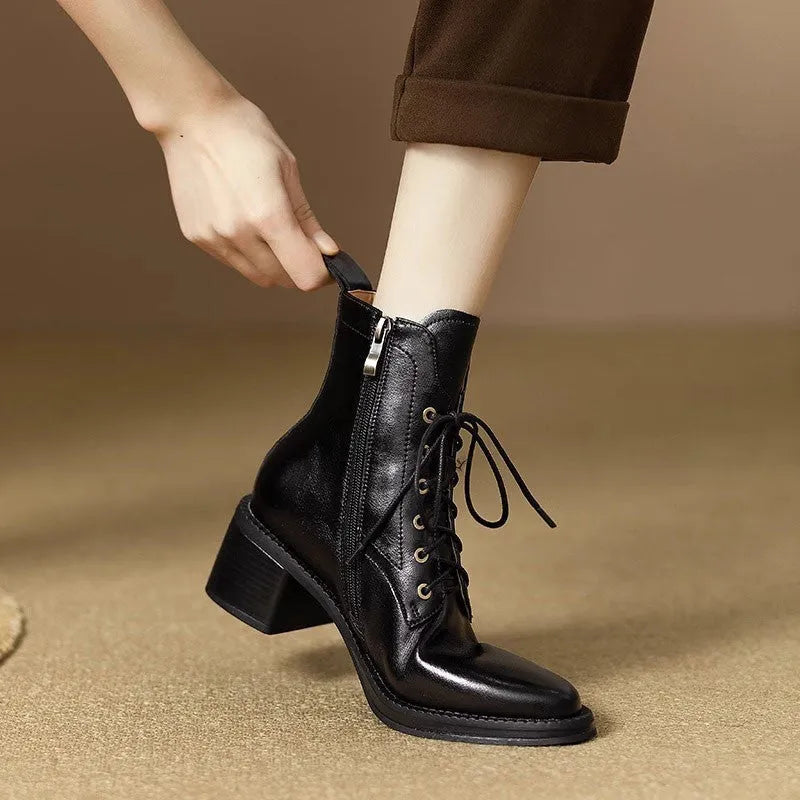 Women's black ankle boots with 5.5cm heel and pointed toe design