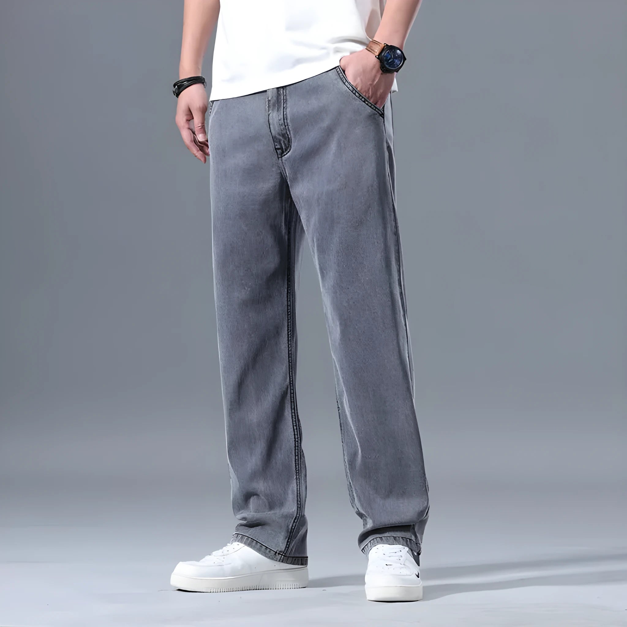 Men's loose straight-leg lyocell jeans in light blue colour with zipper fly closure