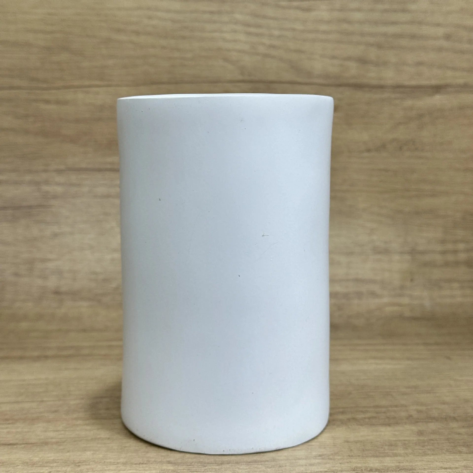 Resin American style decorative tissue box holder on a desk, dimensions 8.5cm by 14.6cm.