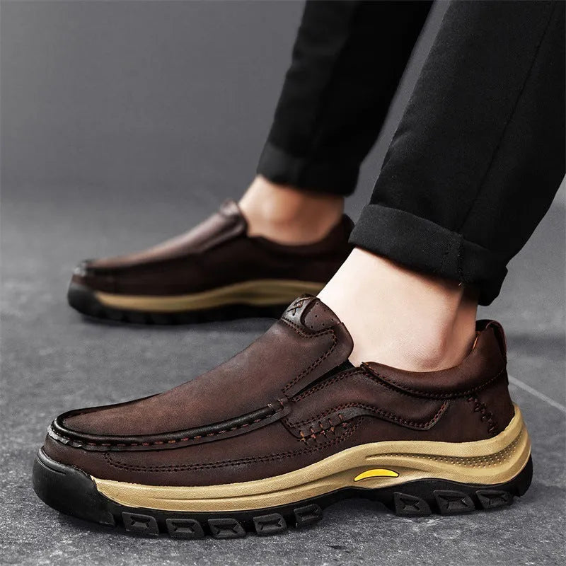 Men's black mountaineering shoes with thick rubber soles and round toe design