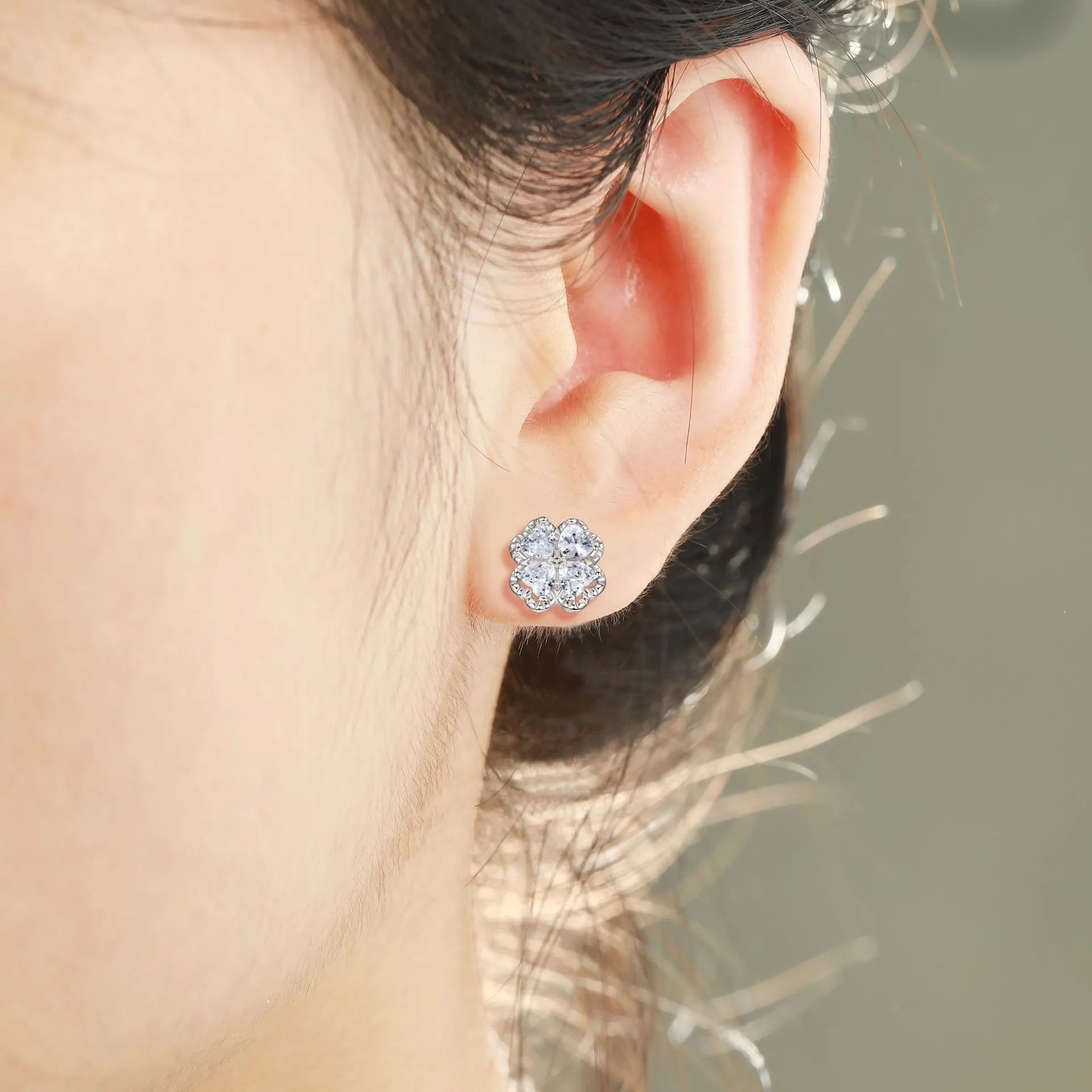 Zeng Yin four-leaf clover earrings with heart-shaped zircon stones in sterling silver