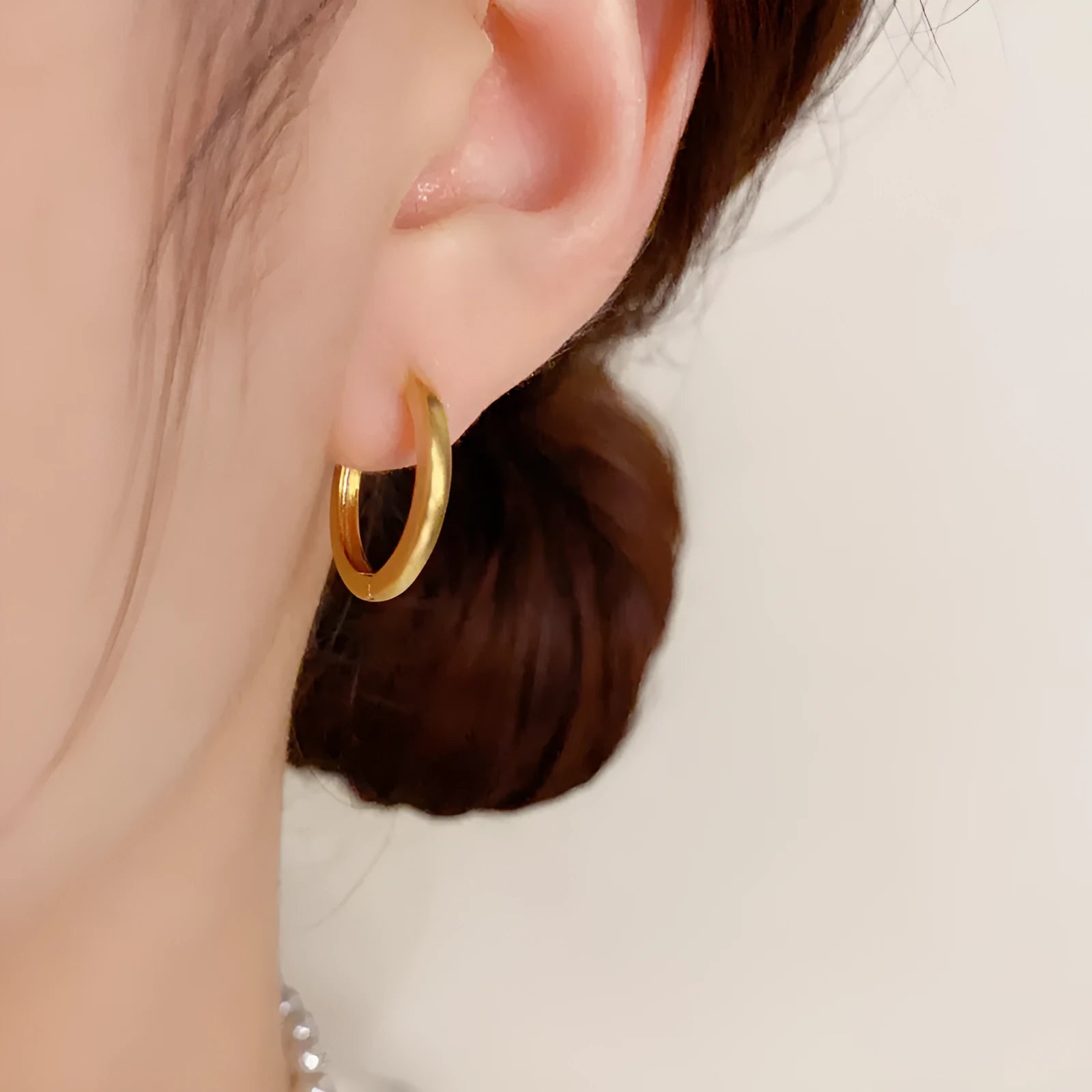 Geometric eyelet ear clips with circular design in gold or silver tone