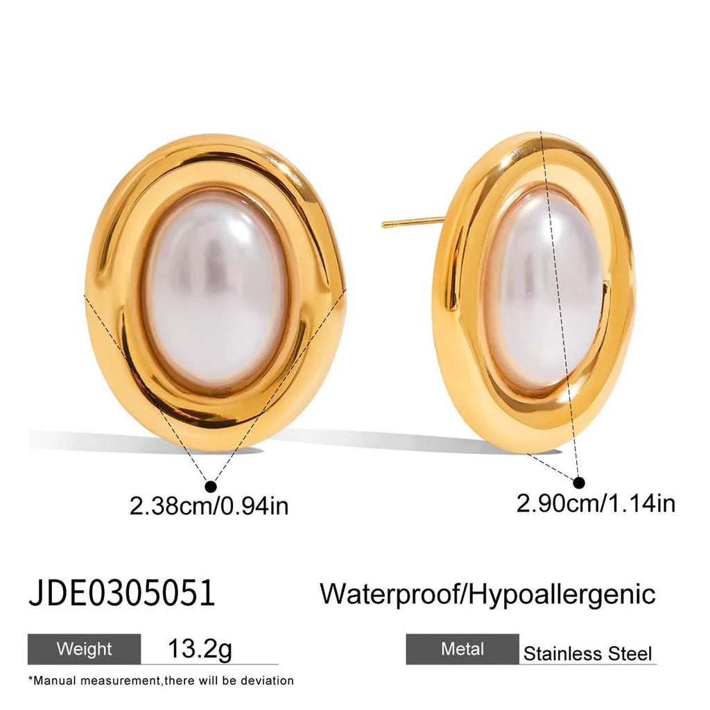 Close-up of a pair of stainless steel vintage-style stud earrings with a pearl detail in JDE0305051 colour.