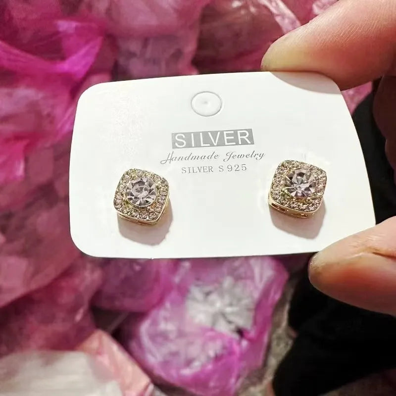 Square geometric earrings with diamond treatment in gold or silver alloy