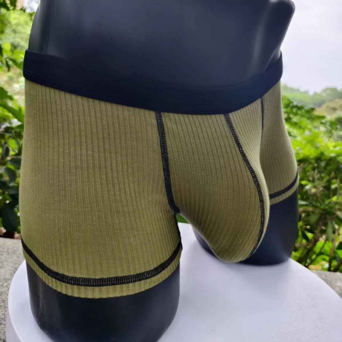 Solid-colour men's boxers in breathable fibre fabric on a size chart.