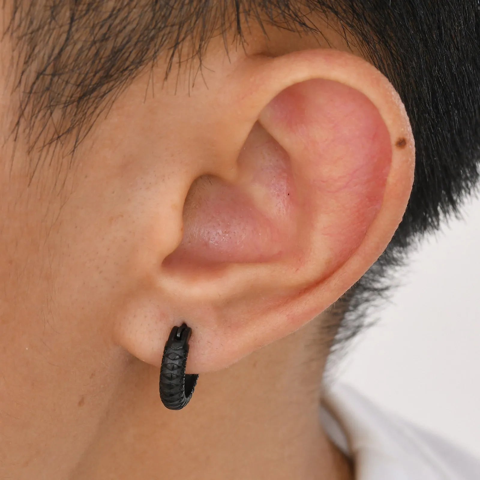 Stainless steel snake pattern ear rings in black or gold for hip hop fashion