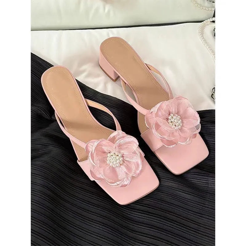 Women's sandal with chunky heel, square toe, and one-line strap in cream-white satin.