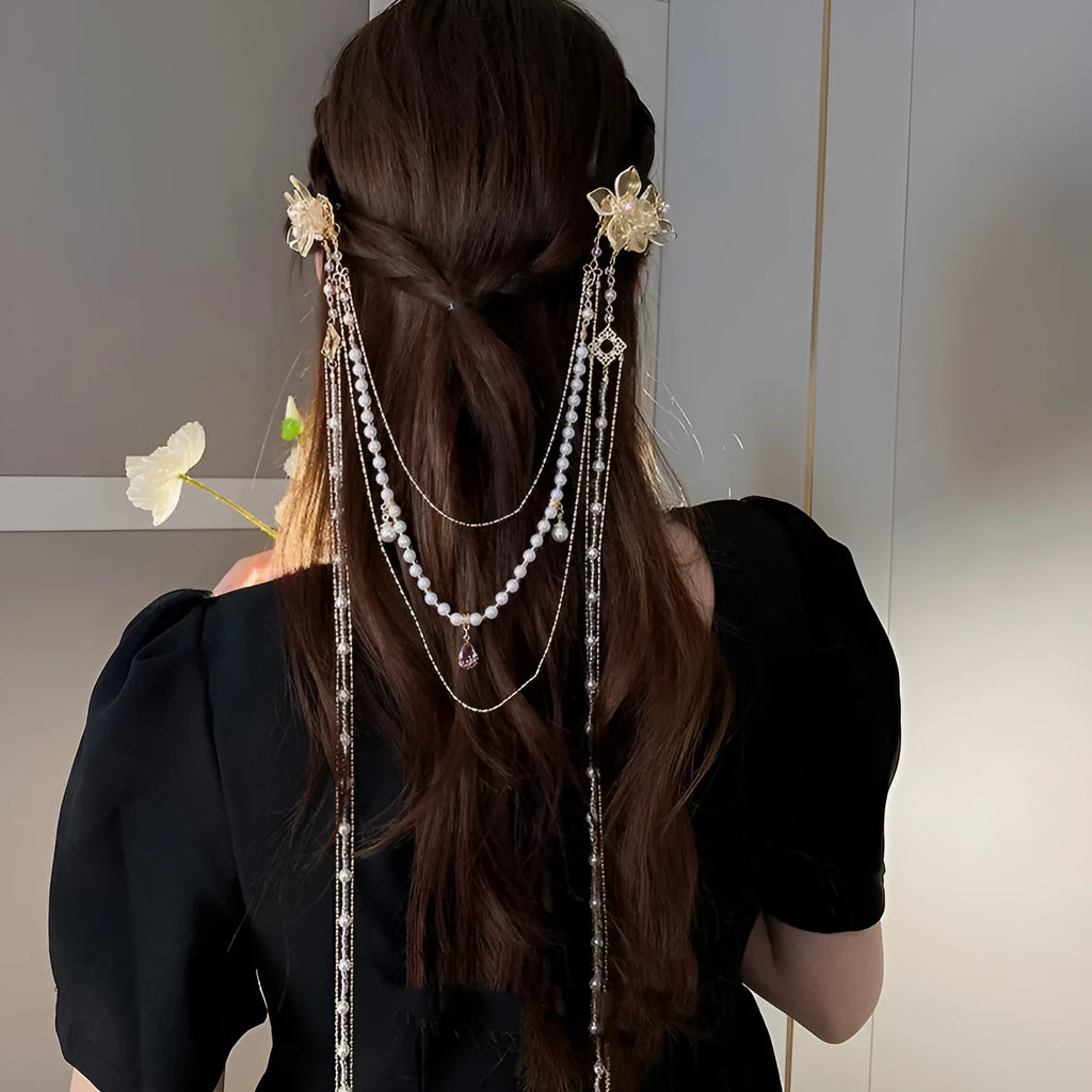 Gold-coloured women's acrylic hairpin with pearl, diamond and long tassel decoration.