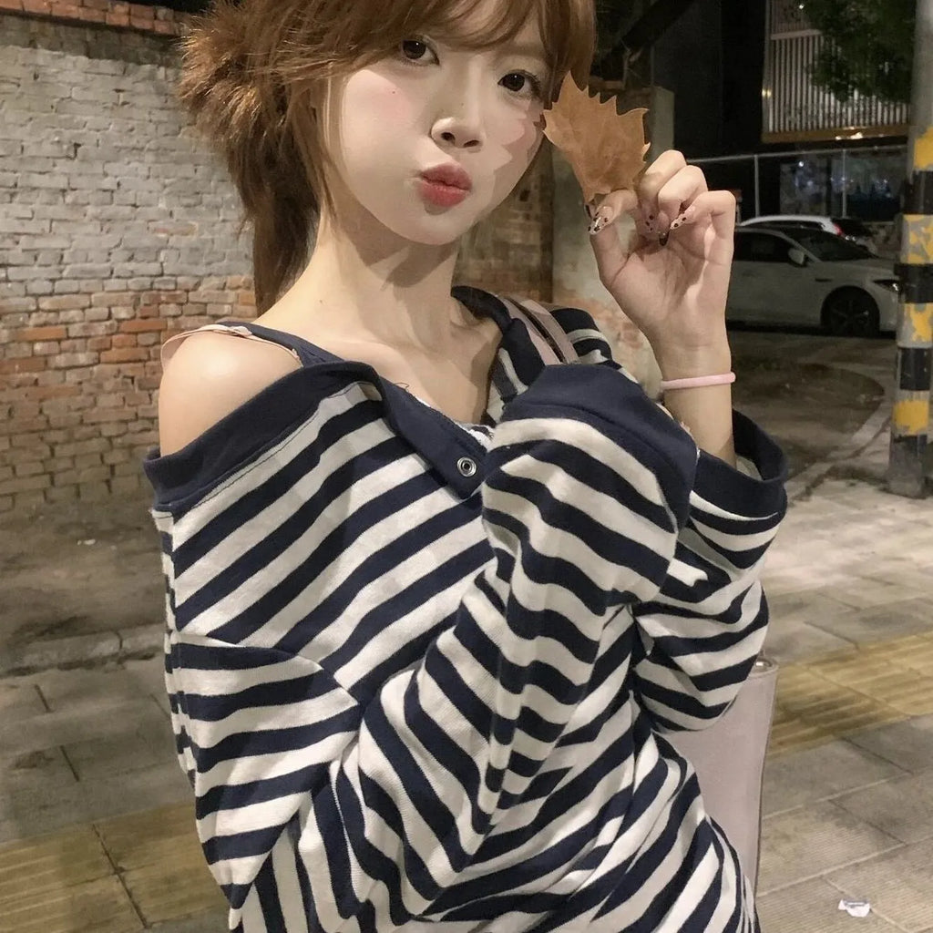 Dark blue oversized Korean-style women's long-sleeved t-shirt with embroidery and stripes.