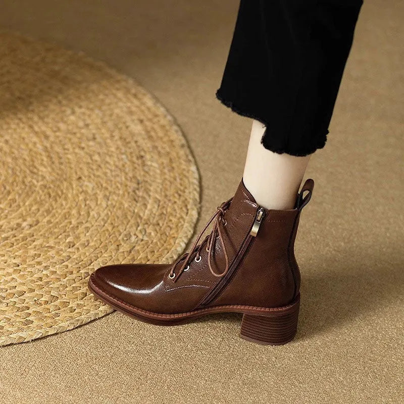 Women's black ankle boots with 5.5cm heel and pointed toe design