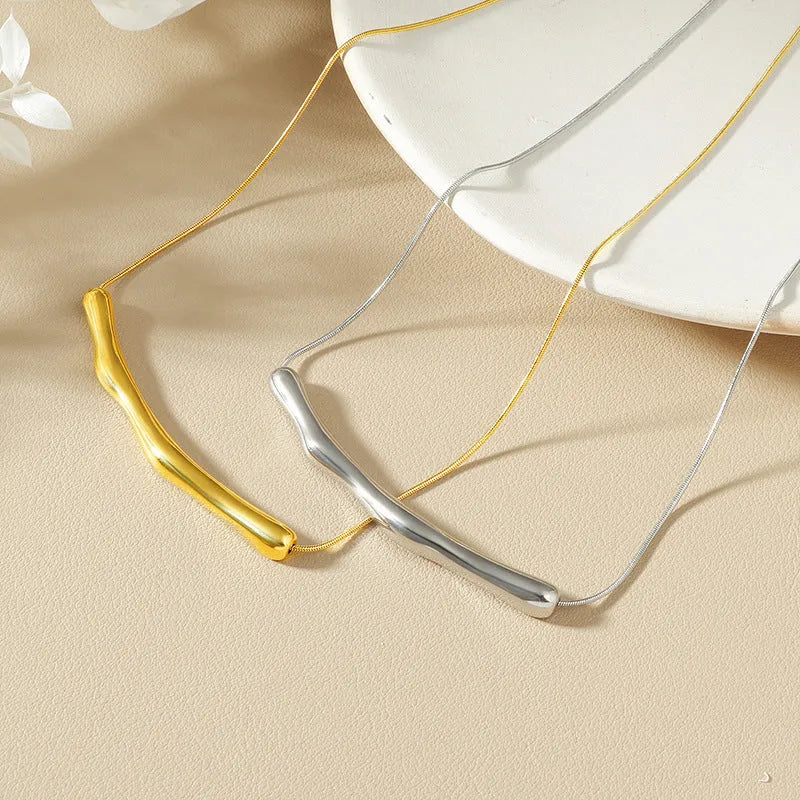 Women's titanium steel necklace with irregular pleated design in gold colour