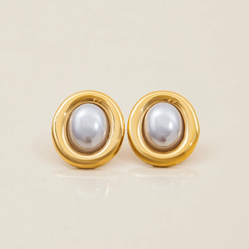 Close-up of a pair of stainless steel vintage-style stud earrings with a pearl detail in JDE0305051 colour.