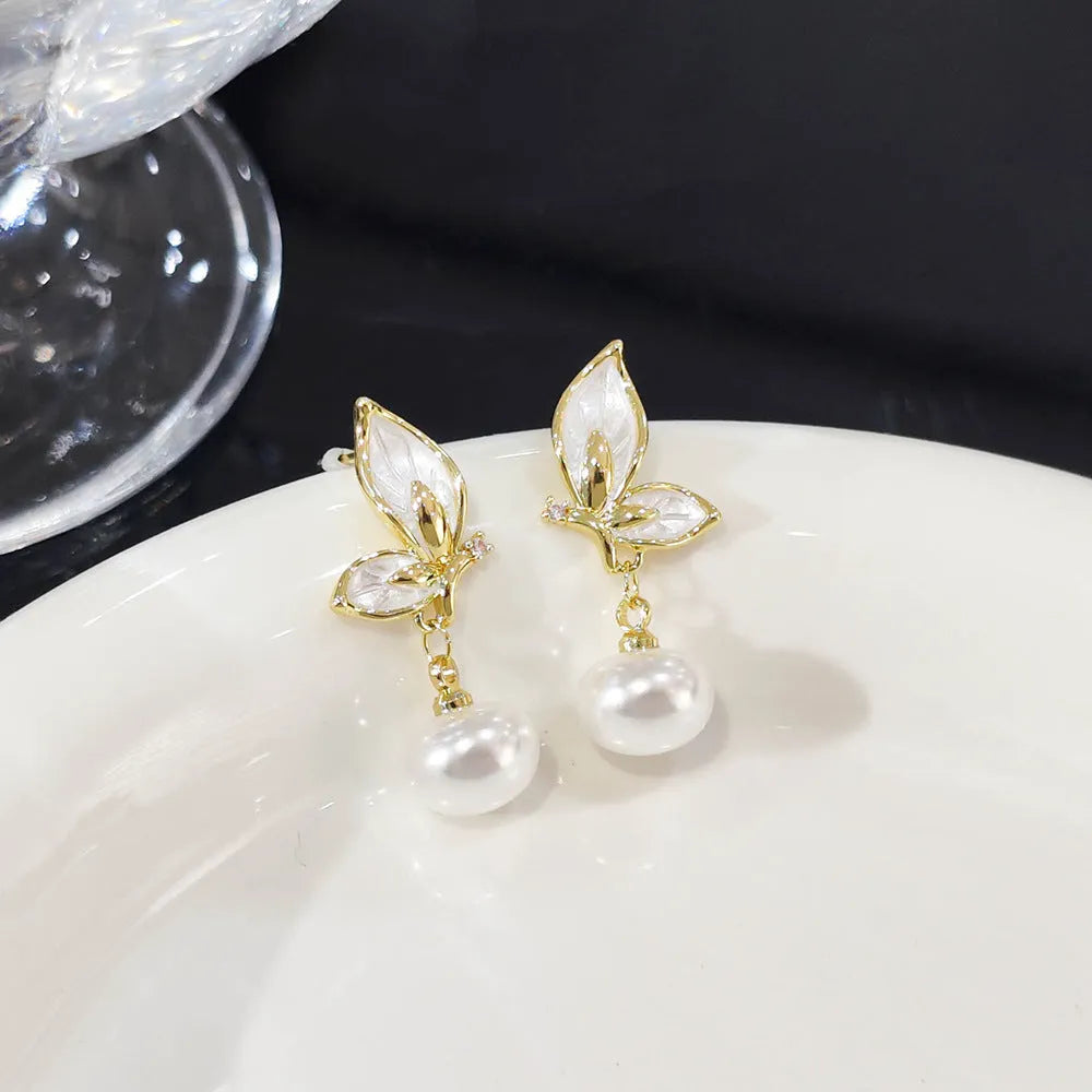 A pair of zircon butterfly earrings for women with a copper base and electroplated finish, style PT0203.