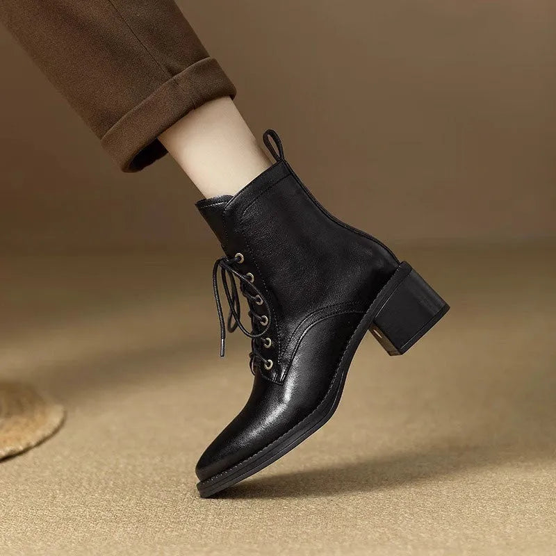 Women's black ankle boots with 5.5cm heel and pointed toe design