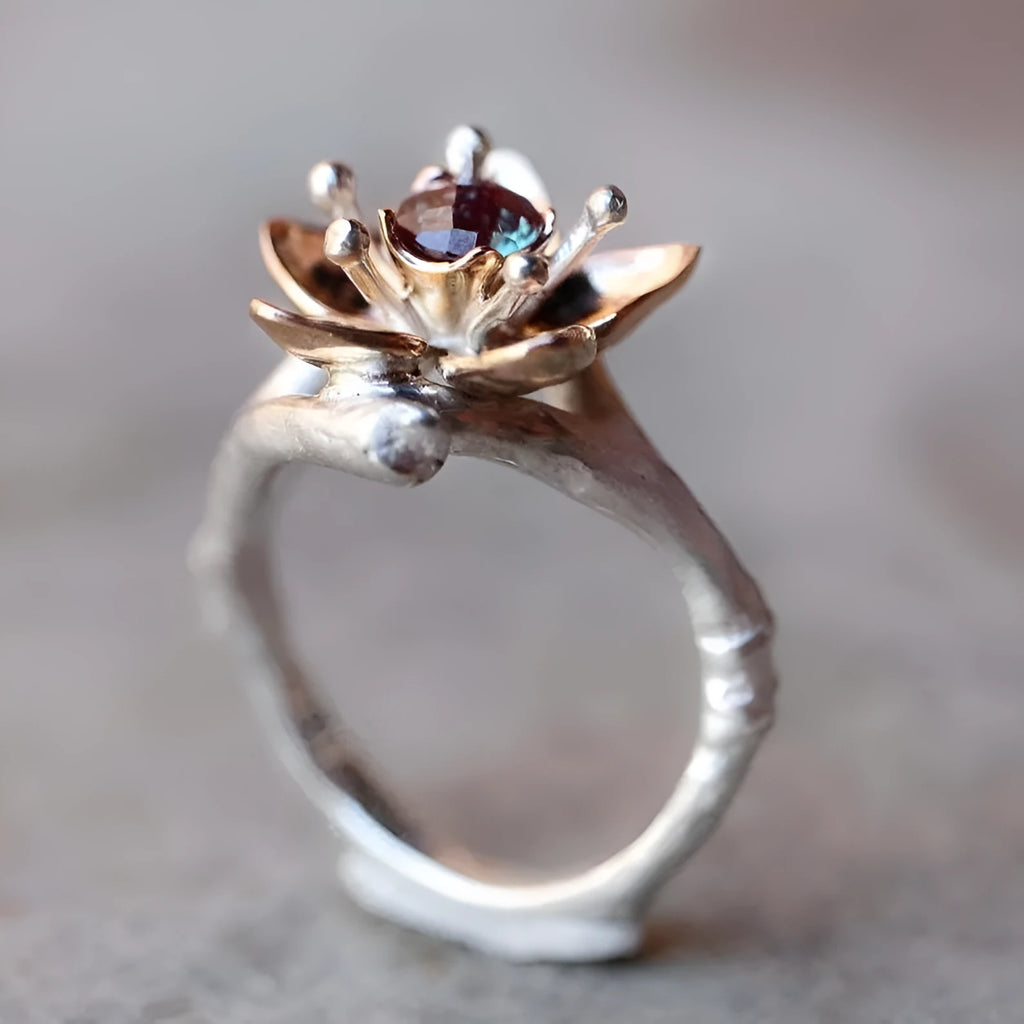 Silver two-tone floral pattern women's ring with geometric shape on alloy band