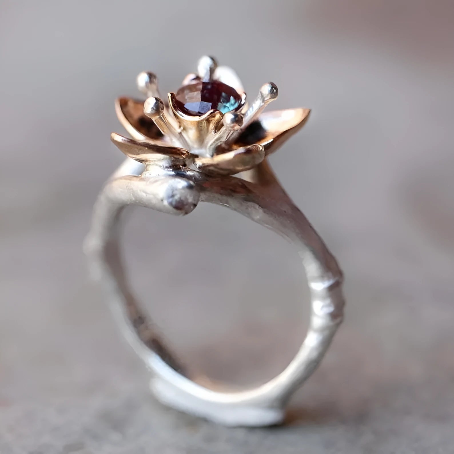 Silver two-tone floral pattern women's ring with geometric shape on alloy band
