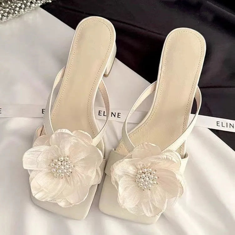 Women's sandal with chunky heel, square toe, and one-line strap in cream-white satin.
