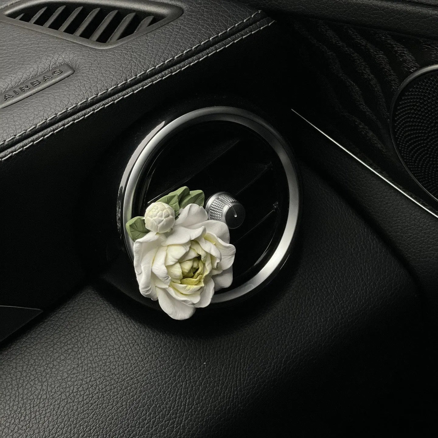 Solid jasmine car perfume for air outlet with gypsum base measuring 5 by 4.5cm