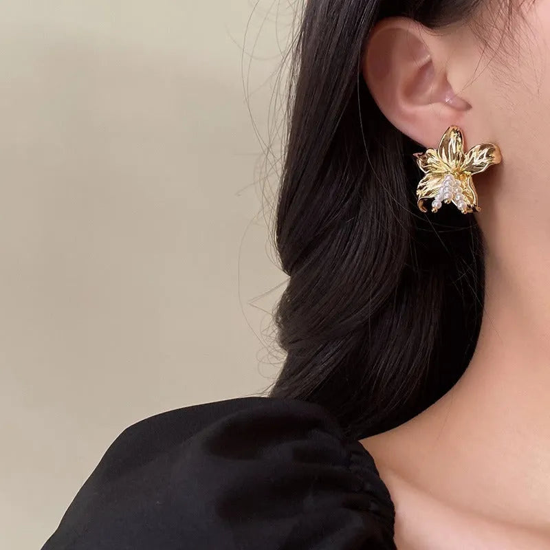 Gold H1795 coloured exaggerated pearl flower earrings for women, niche style.