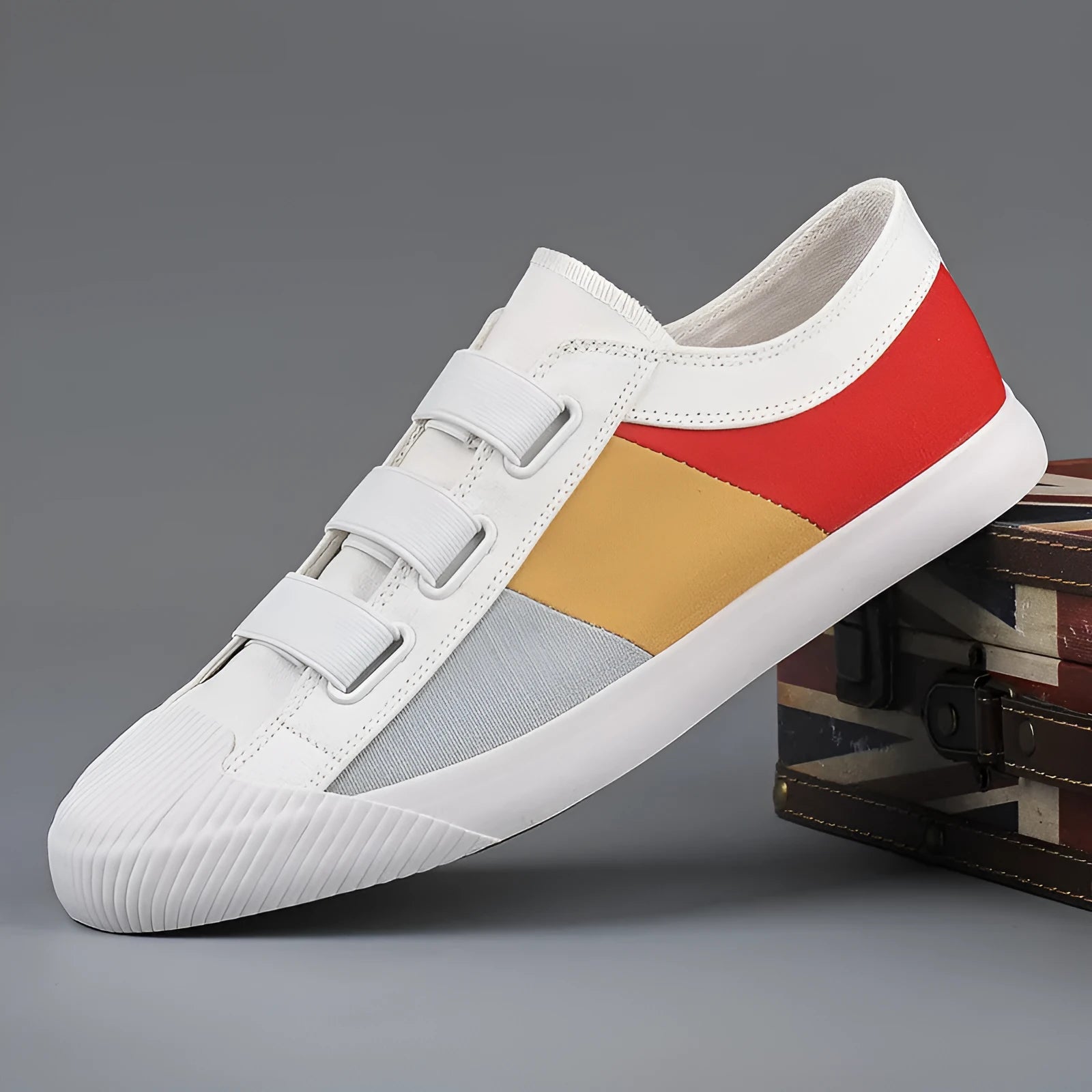 Men's low-top canvas sneakers with elastic band fastening in beige colour.