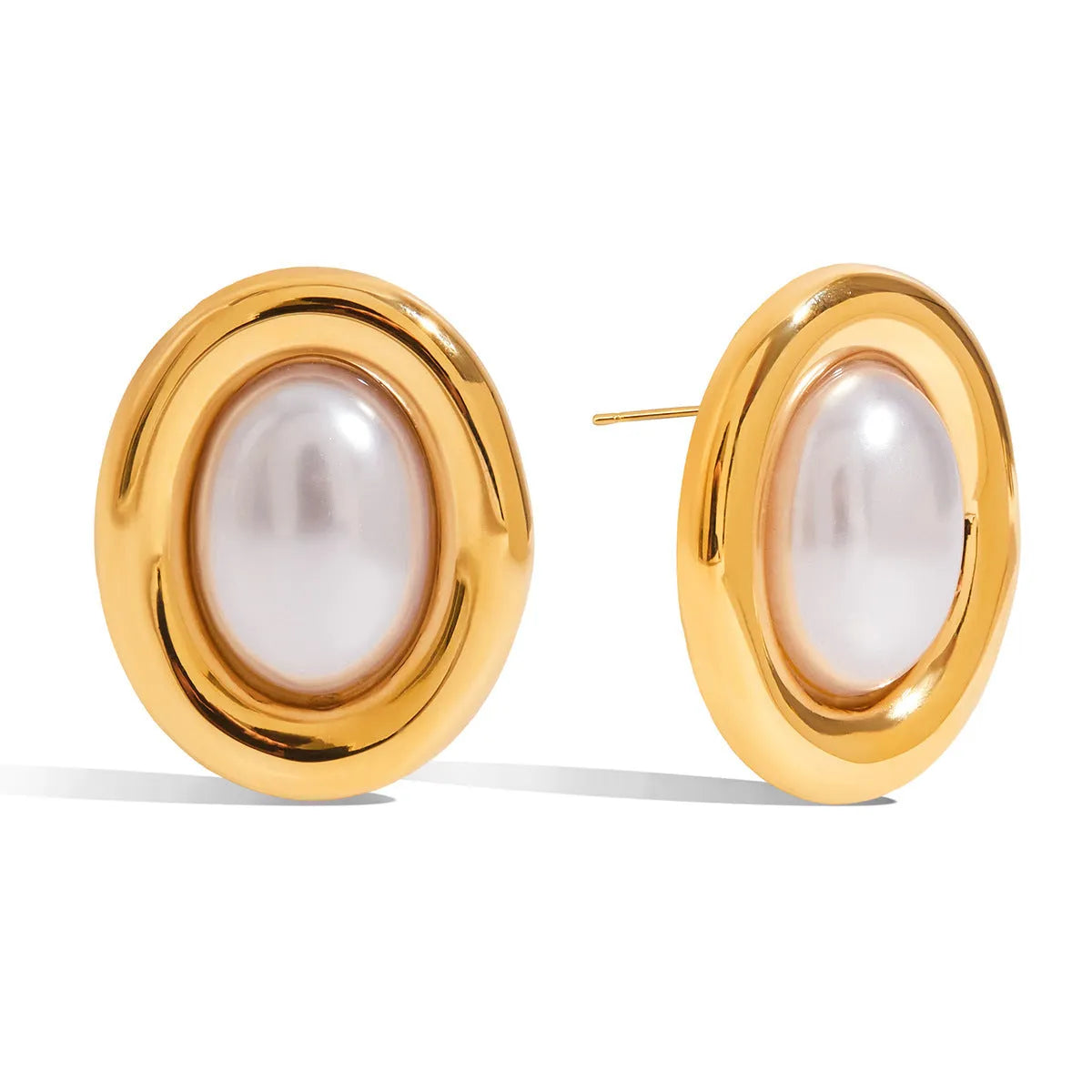 Close-up of a pair of stainless steel vintage-style stud earrings with a pearl detail in JDE0305051 colour.